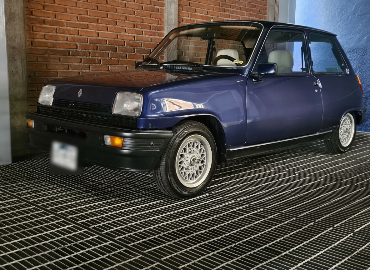 Renault 5 azul de perfil