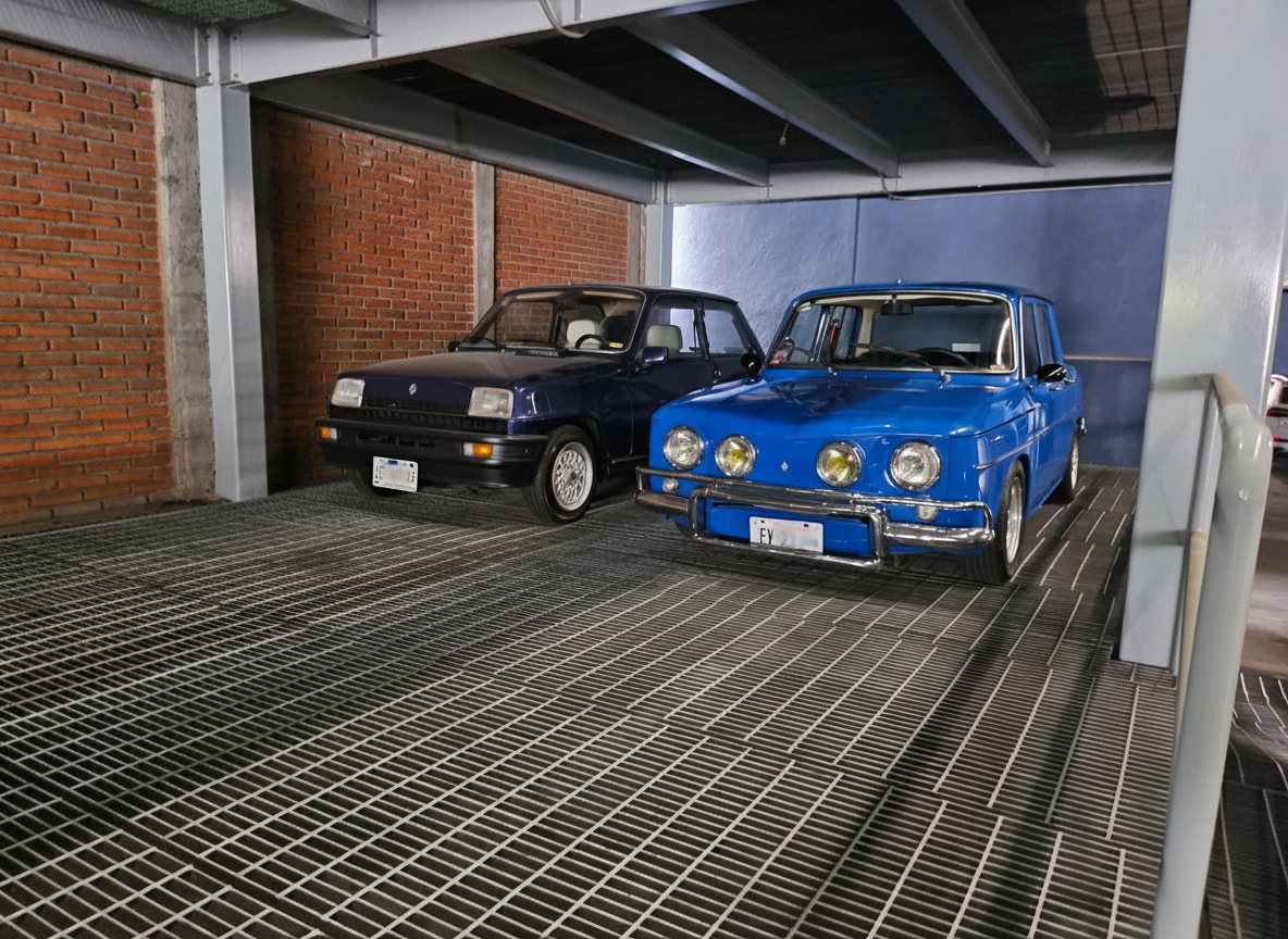 Renault 5 y Renault 8 esperando el fin de semana