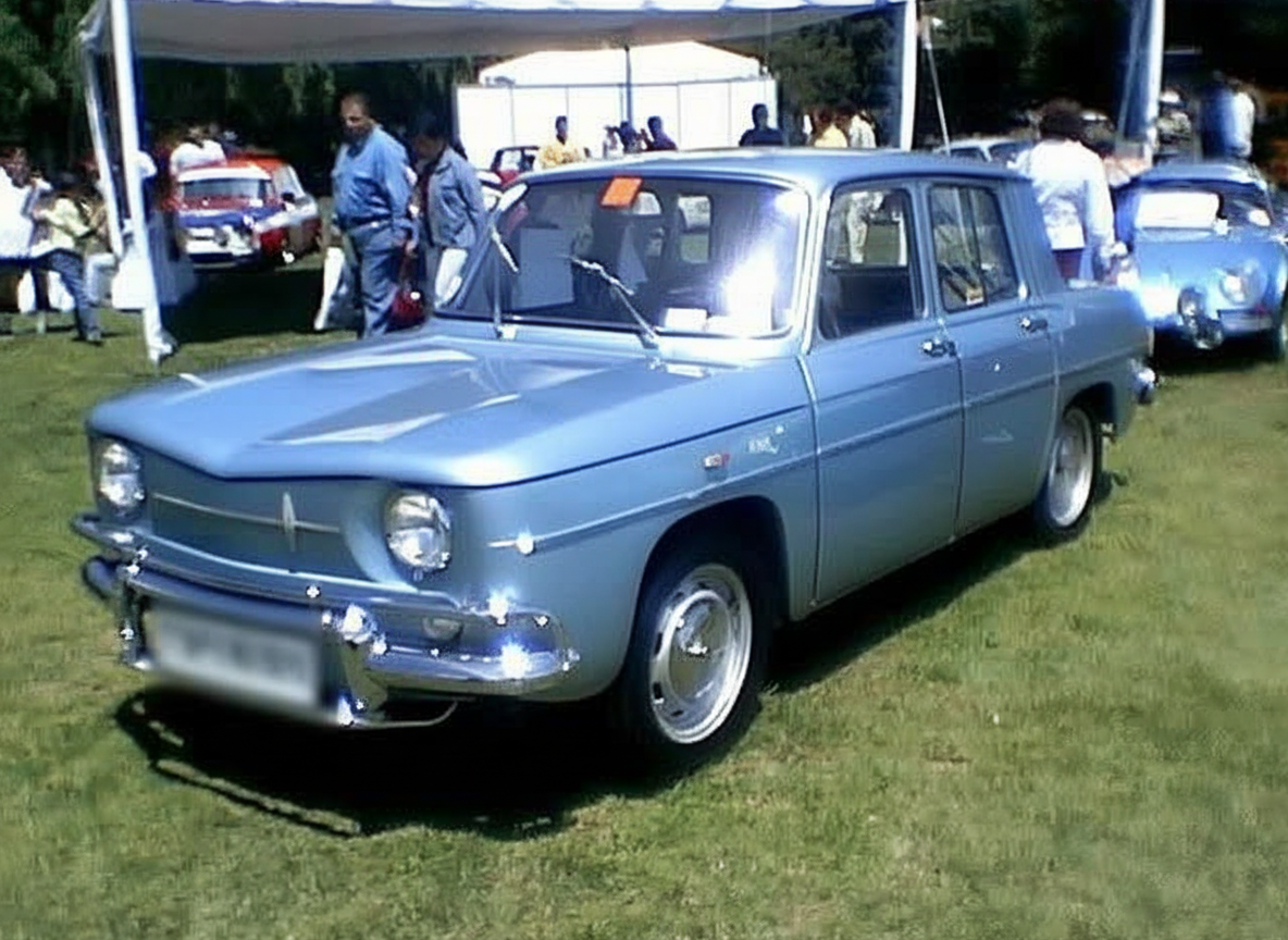 Renault 8 azul cielo en evento del club