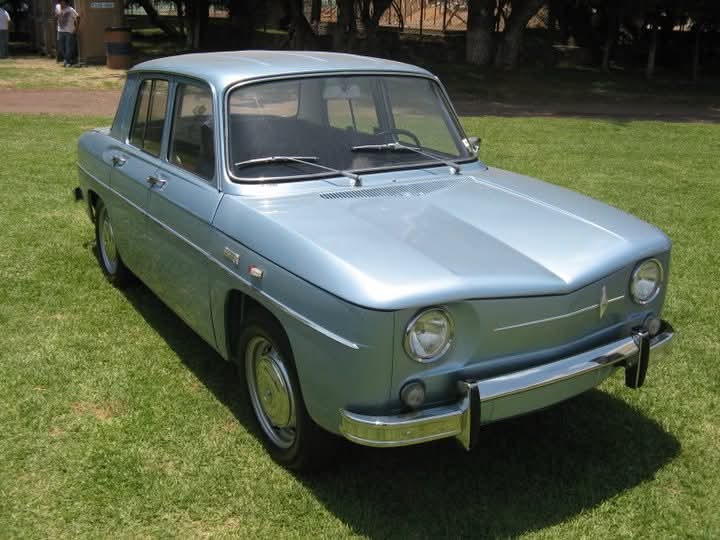 Renault 8 Major azul cielo en el pasto