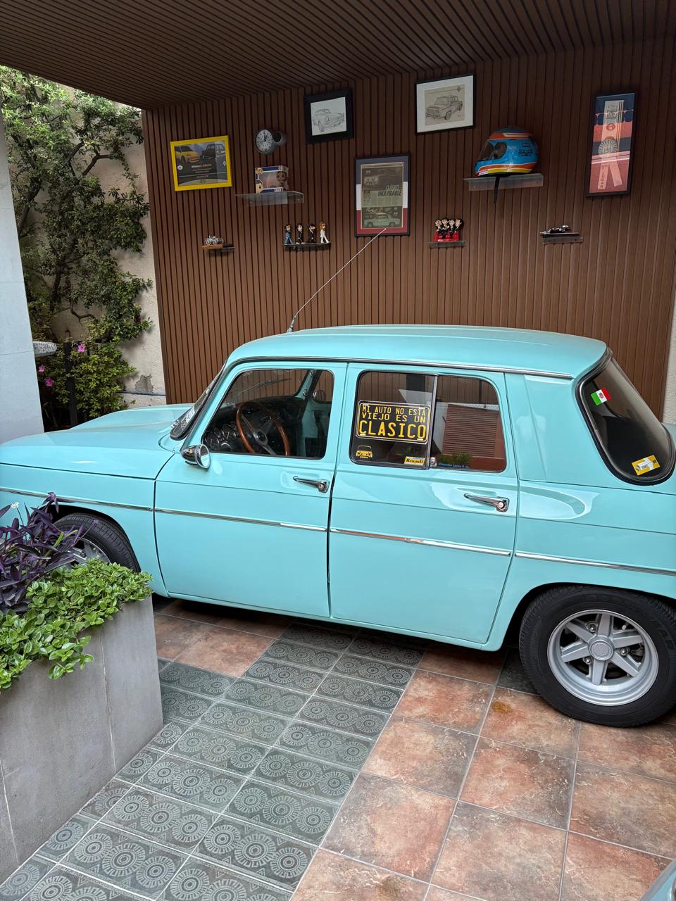 Renault 8 turquesa en cochera con decoración del club