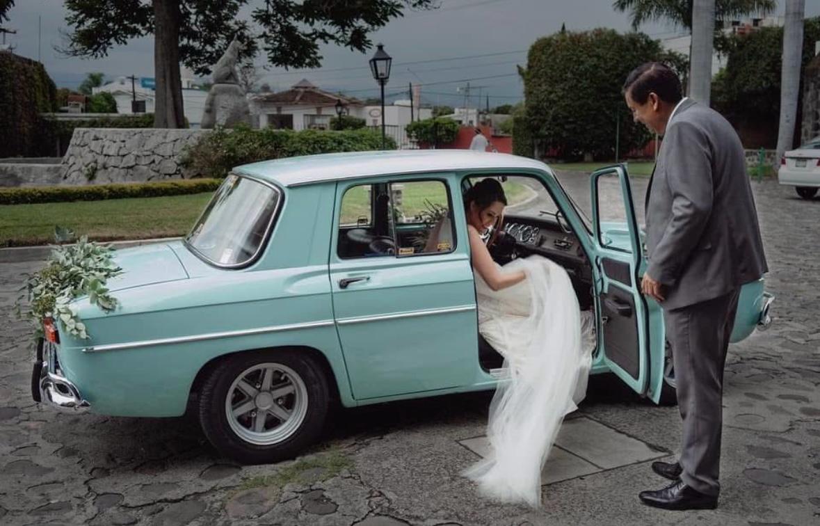 Renault 8 turquesa en una boda