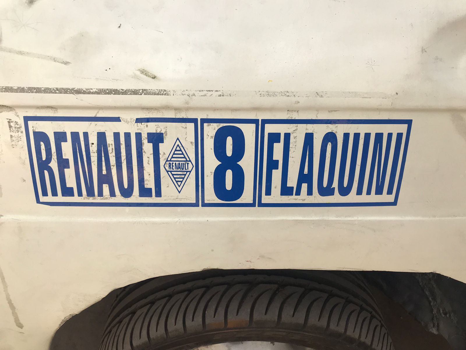 Calcas 'Renault 8 Flaquini' en azul sobre carrocería blanca