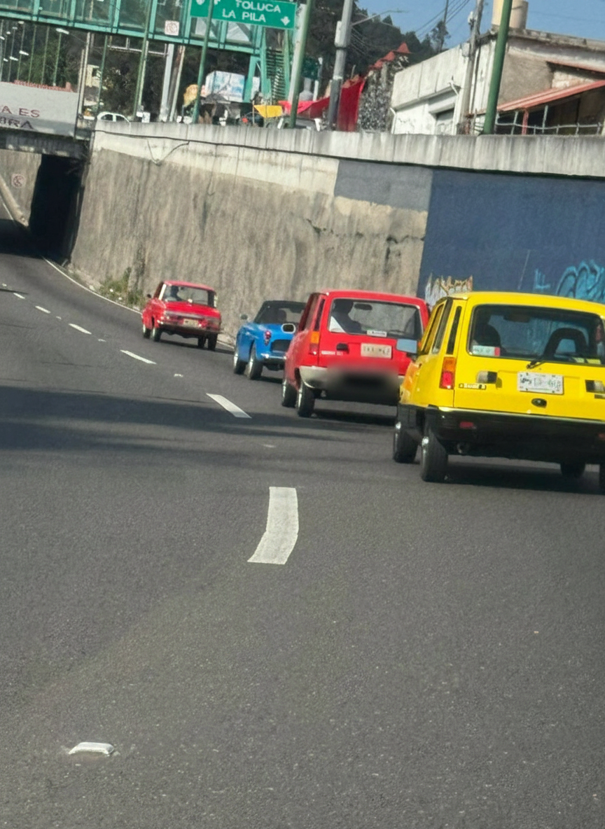 Caravana de Renault clásicos rumbo a Toluca